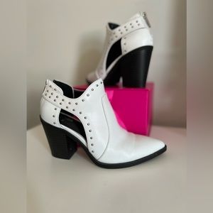 EUC MIX NO. 6 WHITE HEELED BOOTIE 6 1/2
